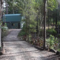 LAKE VIEW CHALET 10 minutes to Australia Zoo Landsborough Montville Maleny Caloundra Beaches Glasshouse mountains Big Kart Track