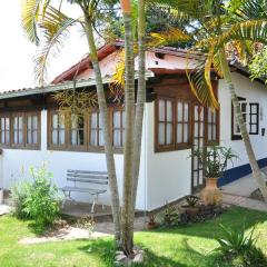 Casa COMPLETA, 2 quartos, Estacionamento GRATUITO, WIFI 300MB, frigobar, microondas, fogão e jardim