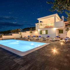 Holiday Home Nono Ante with heated pool