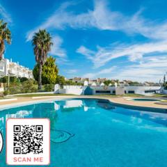 3 bedroom apartment in Oura Albufeira with amazing pool at walking distance to beach, strip and old town, WIFI and AC, private condo