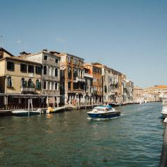 Palazzo Veneziano direct at the canal with roof terrace