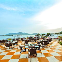 Hotel Devraj Niwas on Lake Pichola