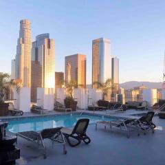 Huge Downtown LA Loft with Rooftop Pool & Jacuzzi