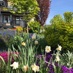 Lovely J Home -Stunning river view cozy two bedroom private suite