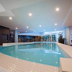Luxe 2BR Executive Apartment Kingston Pool Parking WiFi BBQ Wine