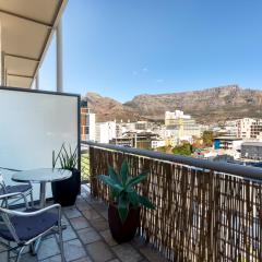 City Slicker Double Volume Loft, Magnificent Table Mountain View, close to V&A Waterfront, never any load shedding!