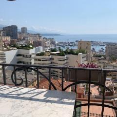 Plein coeur de Monaco, à 300 mètres à pied du port de Monaco, 4 pièces dans des escaliers vue mer