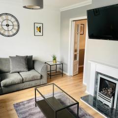 Wolverhampton 3-Bed Home 4 Beds Parking for 2 Vans Garden Ideal for Contractors, NHS & Long Stays Near M6, Walsall & City Centre