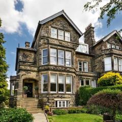 Central Harrogate townhouse apartment with parking