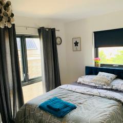 The Hive, Private Large Double Room, Barking, Close to London