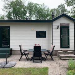 Ruim chalet op de Veluwe in Beekbergen op recreatiepark Topparken met vrije tuin en eigen parkeerplaats