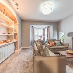 The Old Stamp House Retreat- Three En-suite Bedrooms Central Village Location