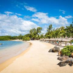 Azuri Ocean Village - Elegant 3-Bedroom Apartment with Private Garden, Beach & Pool Access in Roches Noires