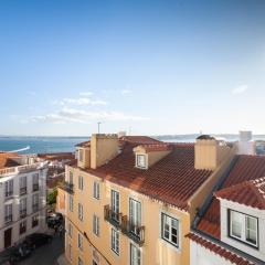 Alfama Charming Apartment with Amazing River View and Terrace