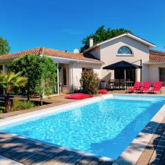 Plaisant villa with pool, close to the beach
