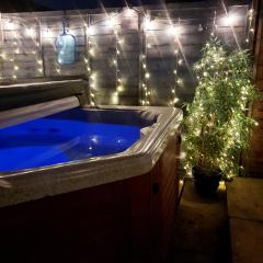 The Green Monkey Lux Suite at The Grumpy Schnauzer B&B Private Hot Tub, Gym, Breakfast, Stunning!