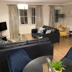 GS - Luxury, modern town centre, 2 beds, free parking for one vehicle