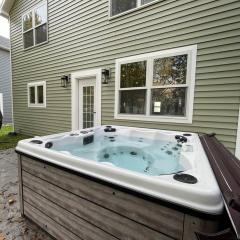 Hot tub, bench bike, kid pet friendly