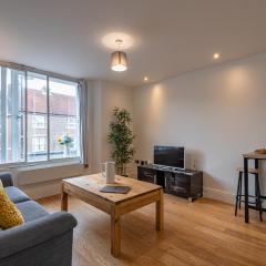 Cozy 2 Bedroom Apartment in Newbury Town Centre - SLEEPS 7 with NETFLIX and WiFi