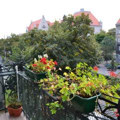 City center, sunny spacious luxury!