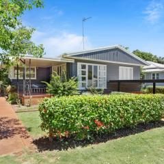 Artist's Cottage - Cosy Home in Quiet Leafy Street