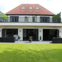 Modern Spacious House - Sleeps 16, Free Parking, Sun Terrace