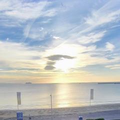 Sunrise View - Beachfront Apartment, Weymouth