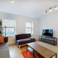 Modern split level 1 bedroom flat in Aldgate