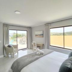 Alba Tramonto - 4 bed 3 bath - 100m to Robberg Beach & Large Patio