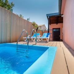 Modern Holiday Home with pool & 4 bikes, near center