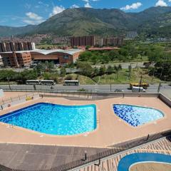 Arriendo hermoso y amplio apartamento amoblado y con piscina, frente a la estación Niquia y al centro comercial puerta del norte.