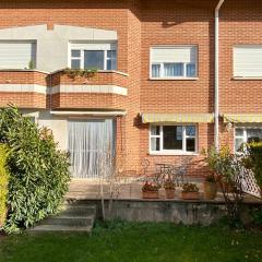 Espacioso chalet en urbanización con piscina cerca del centro de Haro