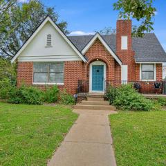 Classy 1927 Uptown Tudor 4 min to Magnolia