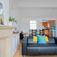 Fantastic 3 Bed Brighton House- Sleeps 6- SUPERFAST WiFi and Garage