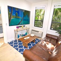 Tropical Beach Condo - Pool, Shops, 86" TV, WiFi