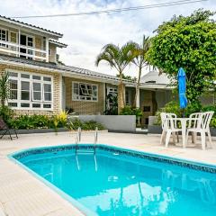 Charmosa casa com piscina e vista para o mar