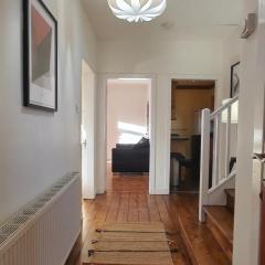 Large 3 Bed Apartment Glasgow West End Free Parking & Electric Vehicle point