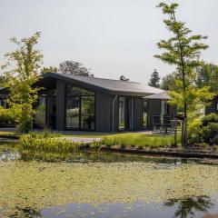 Modern chalet with bath, in a holiday park in the Brabant Kempen