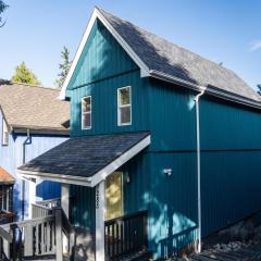 Kingfisher, Waterfront Cabin with Inlet with Mountain Views