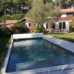 Maison familiale en bois avec piscine, proche du bassin