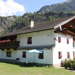 Vintage holiday home near the ski bus stop