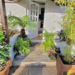 Idyllic Cornish Cottage, Superking bed, private garden dogs welcome