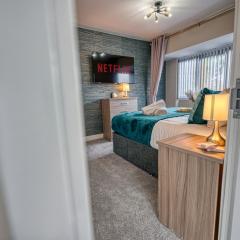 Stylish House - B'ham Airport and NEC, JLR Solihull, Business & Leisure Stays - Aspen House