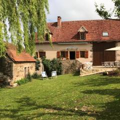 Gîte Le Mur magnifique longère au Bourgogne-du-Sud