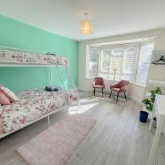 Town CentreBICBeach - Pet friendly with garden & parking