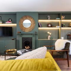 Luxury Townhouse - close to castle & town - perfect stylish stay, sunny private courtyard, dog friendly