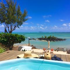 Meerana Cheerful Beachfront Cottage with Jacuzzi