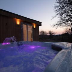 Allt Mor Rentals - Chalet with hot tub, And Studio Apartment with balcony