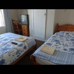 Room in Guest room - Comfortable Family room with Tv, Free Fast Wifi, Sleeps 4 with 1 Bunk Bed