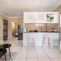 Beautiful and Modern apartment close to Menlyn